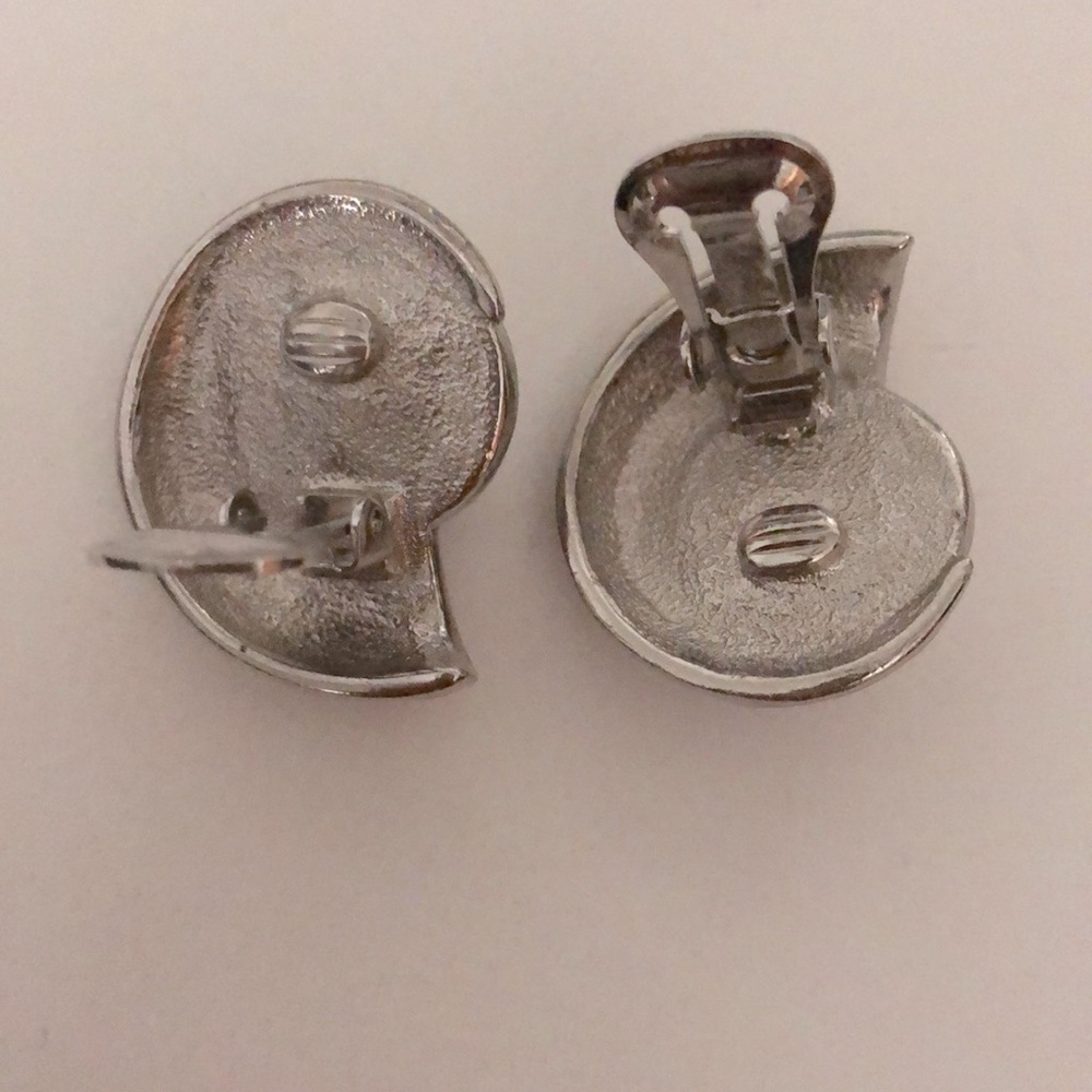 Beige Shell-looking Clip-on Earrings with Silver Ball - Picture 2 of 4